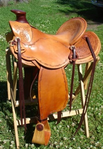3B saddle polished wood horn